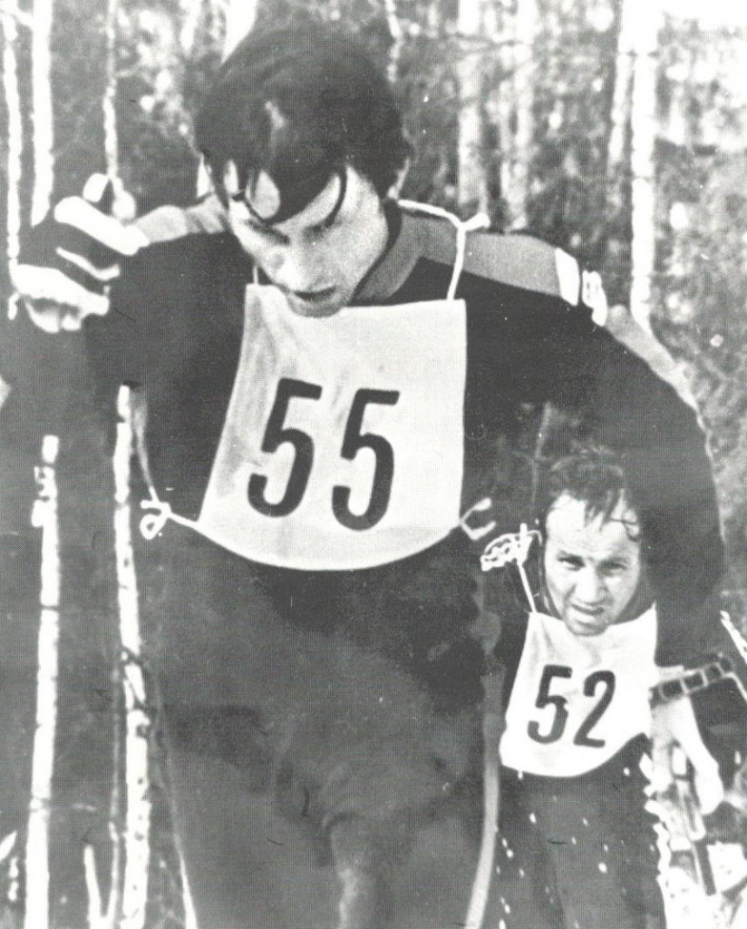 Из архива "Л.С." Потрясающий, абсолютно фантастический снимок! Жаль, что мы не имеем возможности сейчас, спустя два с лишним десятилетия, назвать имя мастера, сделавшего эту фотографию. Судьба иногда дарит нам возможность прикоснуться, ощутить, осязать вот такие мгновения, зафиксировавшие моменты схваток лыжников старшего поколения. На переднем плане - Сергей Савельев, на дальнем - Иван Гаранин.