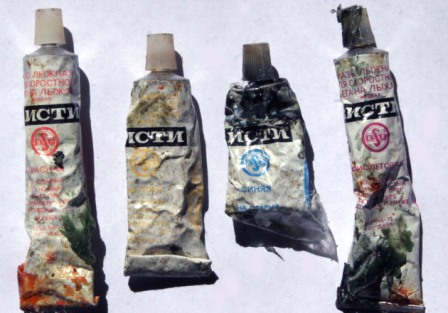 Иван Исаев Этим жидким мазям Висти из той же коробки с надписью «Лыжные мази» точно так же около 30 лет. Удивительно, как они выжили… Мы тут недавно с женой и детьми подсчитали, и выяснилось, что за 18 лет совместной жизни мы сменили 9 съёмных квартир, пока, наконец, не обзавелись собственным жильём. Как эта коробка с надписью «лыжная мазь» пережила эти 9 переездов? Почему эти лыжные мази не оказались выкинуты раньше? Жена говорит, что я жуткий барахольщик. А я, сделав этот снимок и отправив эти лыжные мази в мусорную корзину, вдруг подумал: а может, оставить? Ещё чуть-чуть, и это будет уже совершенно точно экспонат для музея лыж…